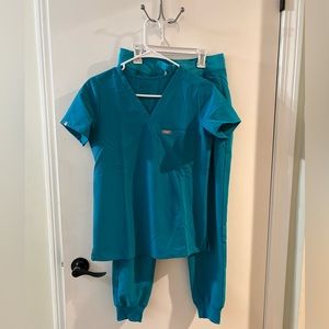 Gently Used Figs Scrub Set